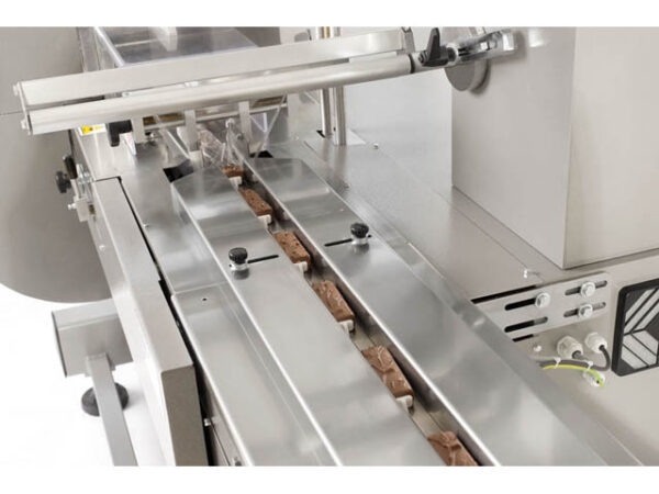 horizontal flow wrapping machine in use