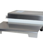 Ein Arbeitstisch zum Durchlaufsiegelgerät