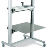 Ein Fahrbarer Gerätewagen mit Beutelablage.