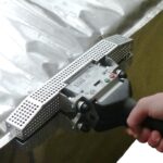 Eine Handsiegelzange HZ300US Siegelt eine Aluverbundfolie