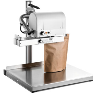 Durchlaufsiegelgerät MSC Plus mit Tischstativ und einem braunem Beutel.