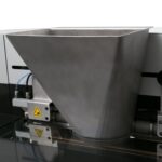 Fülltrichter für die Füll- und Verschließmaschine Speedpack, angeschlossen an die Maschine