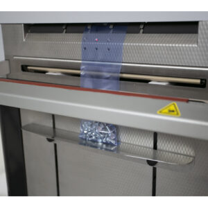 Die Speedpack-Tabletop 300 beim verpacken von Schrauben