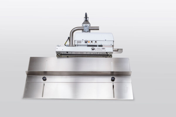 Durchlaufschweißgerät mit Tischstativ und neigbarer Beutelauflage