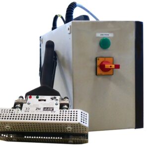 Die Handsiegelzange HZ 24 Volt mit Verbrennungsschutz und Schaltkasten steht mittig im Bild.