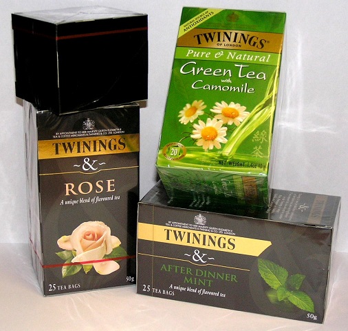 Verschiedene Teesorten sind als Verpackungsmuster in einer durchsichtigen Verpackung zur schaugestellt