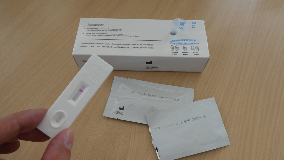 Negativer Corona-Schnelltest mit Verpackung