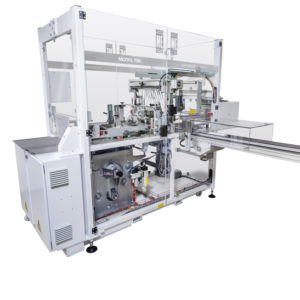 Eine Falteinschlagmaschine ME TMX in Seitenansicht mit Warenband