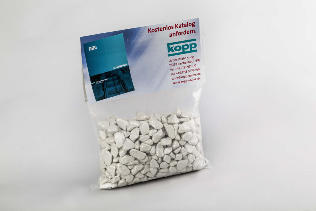 Musterfoto einer Folienverpackung. Auf den Beutel ist ein Kartonreiter aufgesiegelt.