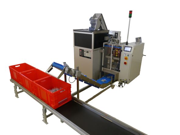 Die Vertikale Schlauchbeutelmaschine AVM190HSI in Seitlicher Ansicht mit Transportband.