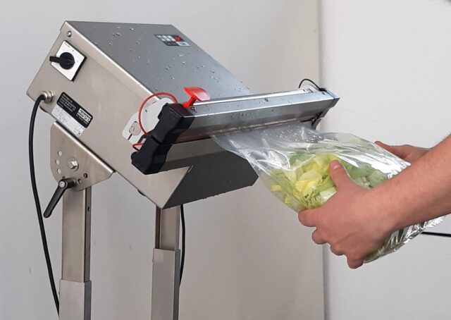 Folienschweißgerät ISM IP65 beim Verpacken von geschnittenem Salat