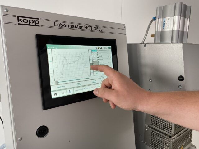 Bedienpanel Prüfgerät Labormaster mit Bediener